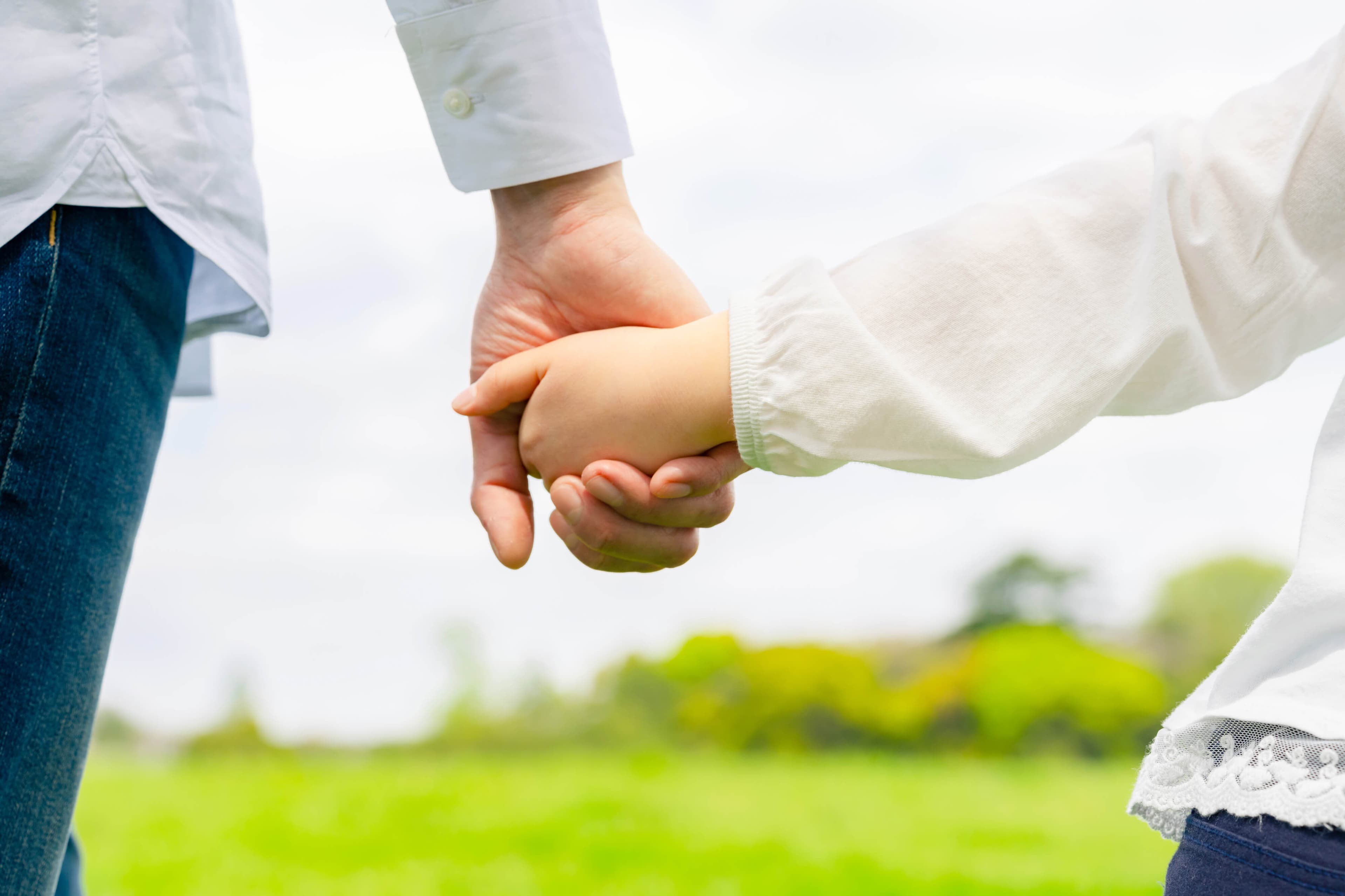 海辺で子どもを撮影する親子の様子