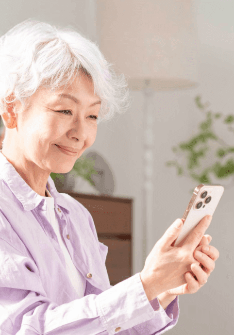 Littera を使うシニア女性