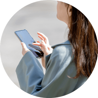 スマートフォンを操作する女性