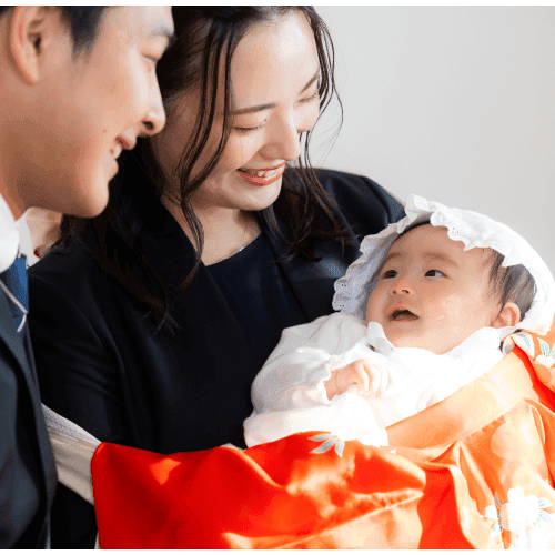 誰にでも送れるイメージ:赤ちゃんを囲む家族